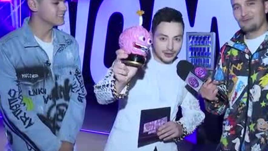 Pollo Castillo celebra su premio a Mejor Comediante en el backstage