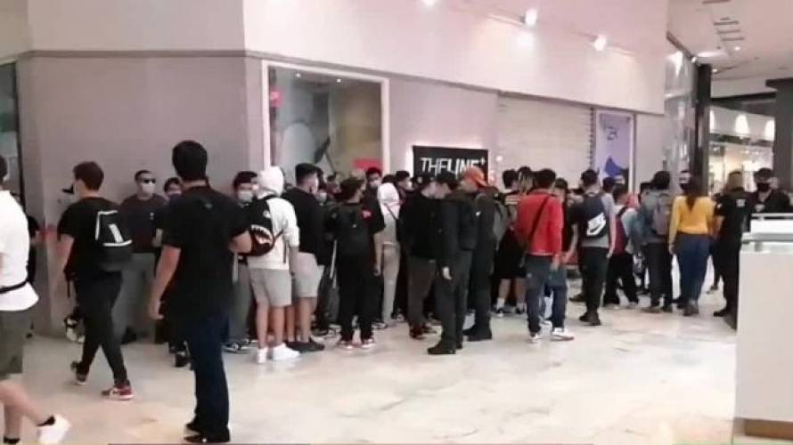 Mall Plaza Vespucio: de zapatillas generó aglomeraciones